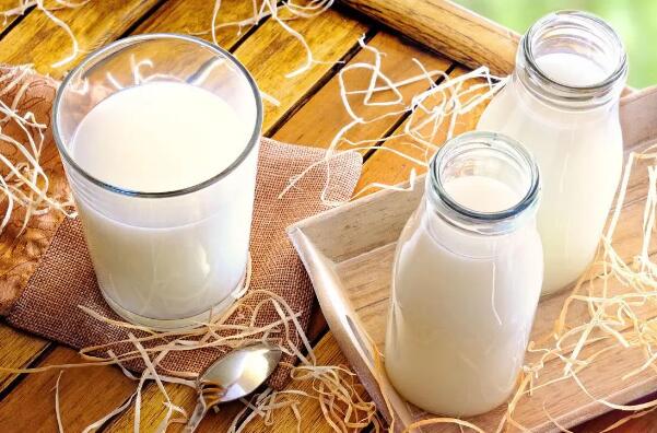 喝牛奶能助眠吗？