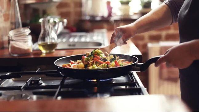 这些厨房里的坏习惯会造成健康隐患，你中招了吗？
